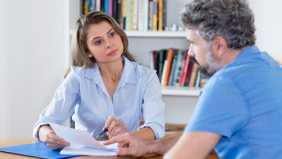 Sollten Betriebsräte von Abmahnungen erfahren? | © AdobeStock_Daniel Ernst