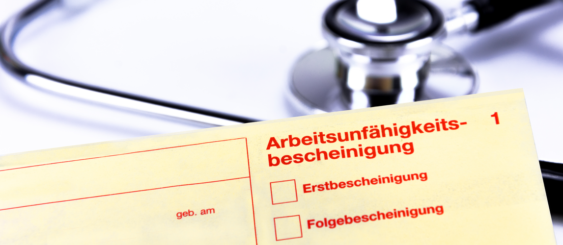 Die Arbeitsunfähigkeitsbescheinigung noch in Papierform | © AdobeStock_FotoIdee