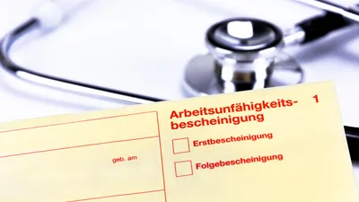 Die Arbeitsunfähigkeitsbescheinigung noch in Papierform | © AdobeStock_FotoIdee