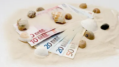 Hurra, Urlaubsgeld!? | © AdobeStock_blende40
