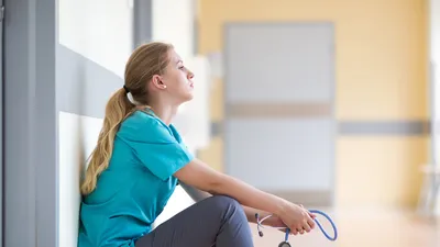 Streit um die Bezahlung von Pflegekräften | © AdobeStock_pikselstock