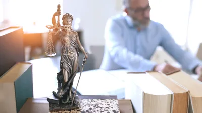 Gunar Kotte über die Arbeit als ehrenamtlicher Arbeitsrichter | © AdobeStock_AA+W