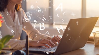 Schnell geschrieben und oft viele Fehler: Emails & Co. | © AdobeStock_undrey