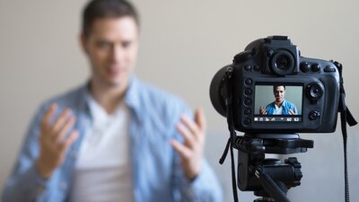Flirt mit der Kamera - so wirkst du souverän | © AdobeStock_dmitrimaruta