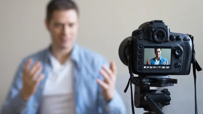 Flirt mit der Kamera - so wirkst du souverän | © AdobeStock_dmitrimaruta