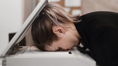 Zu viele Überstunden für manche Arbeitnehmer | © AdobeStock_Arsenii