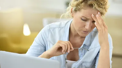 Krank im Homeoffice | © AdobeStock | goodluz