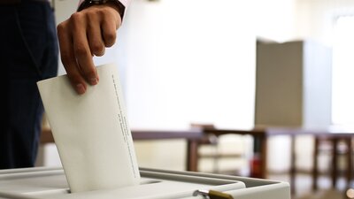 Betriebsratswahl ohne Briefumschläge | © AdobeStock_Julian Schäpertöns