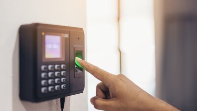 Arbeitszeit digitale Erfassung | © AdobeStock | tongpatong