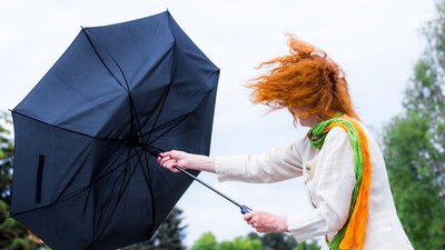 Arbeitsweg und Sturmwarnung | © AdobeStock | Rainer Fuhrmann