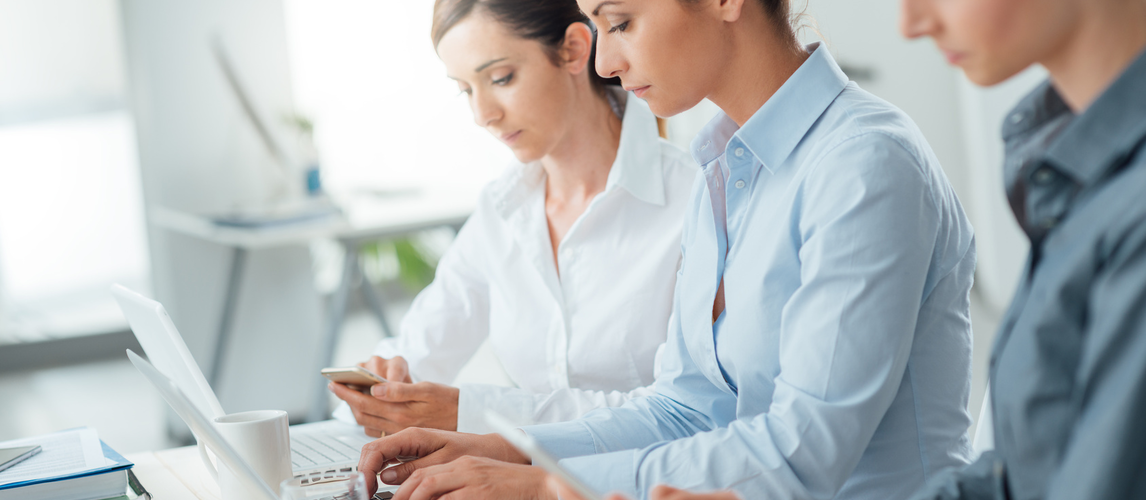 Smartphone am Arbeitsplatz - was ist erlaubt? | © Fotolia.com | stokkete