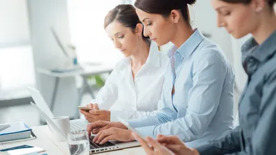 Smartphone am Arbeitsplatz - was ist erlaubt? | © Fotolia.com | stokkete