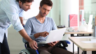 Für eine selbstbestimmte Teilhabe - persönliche Assistenz | © AdobeStock | auremar