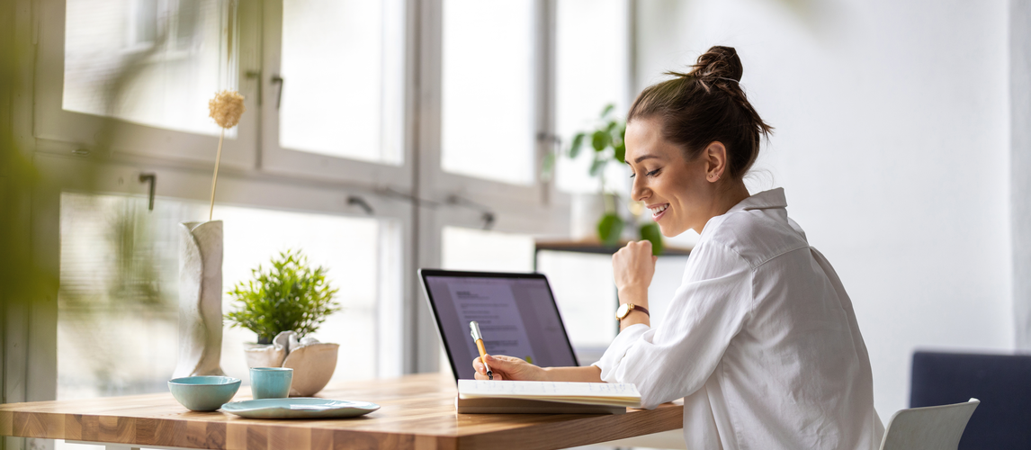 Geld zurück vom Staat - häusliches Arbeitszimmer | © AdobeStock | pikselstock
