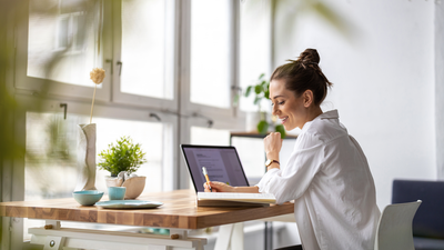 Geld zurück vom Staat - häusliches Arbeitszimmer | © AdobeStock | pikselstock