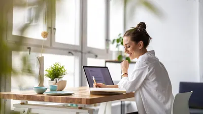 Geld zurück vom Staat - häusliches Arbeitszimmer | © AdobeStock | pikselstock