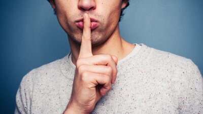 Geheimhaltungspflicht - die Strafbarkeit von Betriebsräten | © iStock | lolostock