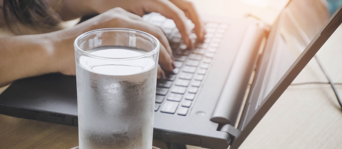 Fit und konzentriert mit Wasser am Arbeitsplatz | © AdobeStock | doucefleur