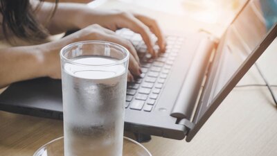 Fit und konzentriert mit Wasser am Arbeitsplatz | © AdobeStock | doucefleur