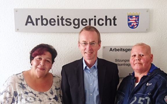 Die betroffenen Betriebsrätinnen vor dem Arbeitsgericht Gießen