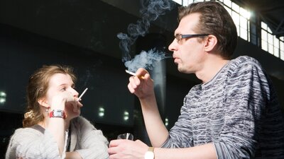 wenn-raucherpausen-das-betriebsklima-verpesten | © AdobeStock | 21624455 | Alexey Fursov