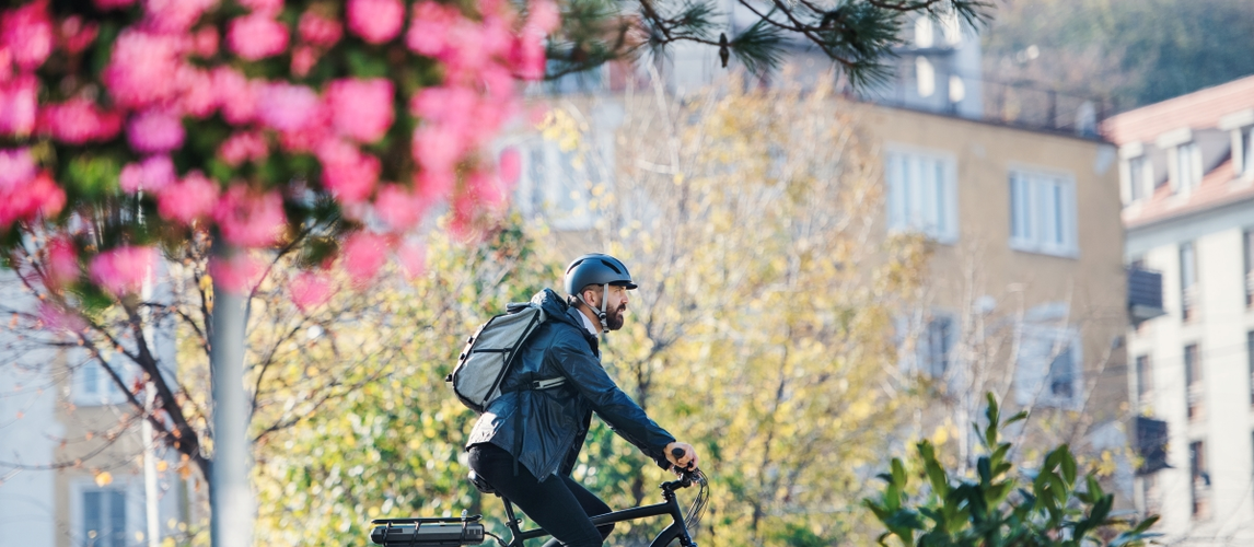sicher-mit-dem-e-bike-zur-arbeit | © AdobeStock | 251517969 | Halfpoint