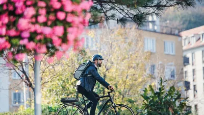 sicher-mit-dem-e-bike-zur-arbeit | © AdobeStock | 251517969 | Halfpoint