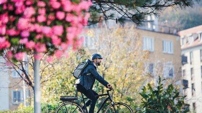 sicher-mit-dem-e-bike-zur-arbeit | © AdobeStock | 251517969 | Halfpoint