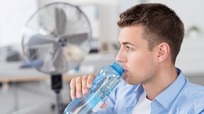 eiskalte-tipps-gegen-hitze-im-home-office | © AdobeStock | 88332839 | contrastwerkstatt