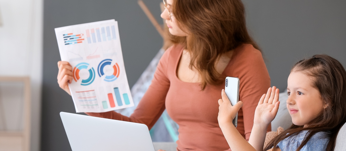 nach-der-elternzeit-anspruch-auf-den-alten-arbeitsplatz | © AdobeStock | 346382651 | Pixel-Shot
