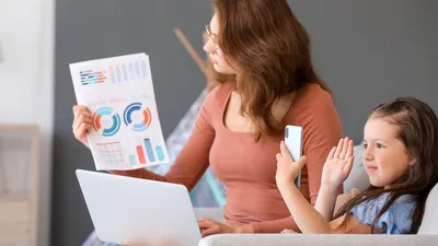 nach-der-elternzeit-anspruch-auf-den-alten-arbeitsplatz | © AdobeStock | 346382651 | Pixel-Shot
