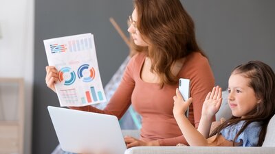 nach-der-elternzeit-anspruch-auf-den-alten-arbeitsplatz | © AdobeStock | 346382651 | Pixel-Shot