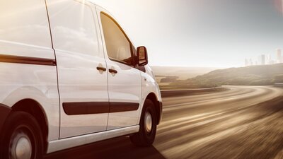 getraenkedienst-behindert-br-wahl | © AdobeStock | 85102070 | lassedesignen