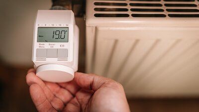 Energiesparen: Was Betriebsräte und Arbeitnehmer wissen müssen | © AdobeStock_mpix-foto