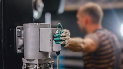 Betriebsräte kennen den Unterschied zwischen Betriebsschließung und Insolvenz | © AdobeStock | velimir