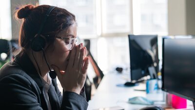 Kampf gegen psychische Belastungen in Callcentern  | © AdobeStock | Михаил Решетников