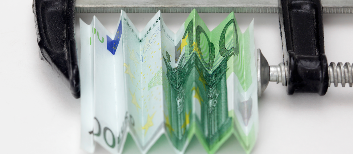 Darf der Arbeitgeber bei schlechter Wirtschaftslage Lohn oder Gehalt kürzen? | © AdobeStock | Joachim Wendler