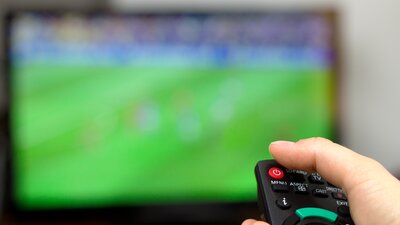 WM 2022: Gucken, ja oder nein? | © AdobeStock | tomispin
