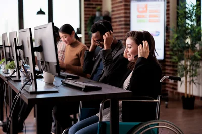 Schwerbehinderte im Callcenter | © AdobeStock | DC Studio