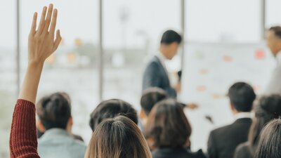 Haftungsrisiko vs. Vergütung: Was ist angemessen für Arbeitnehmervertreter im Aufsichtsrat? | © AdobeStocke | Me studio