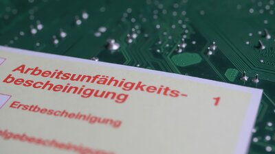 Richtig krankmelden mit digitaler AU: Worauf müssen Sie jetzt achten? | © AdobeStock | Ralf 