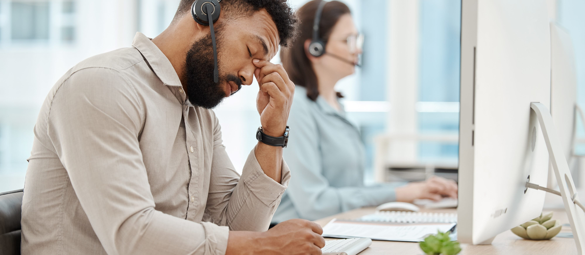 Call-Center Mitarbeiter unter Druck | © AdobeStock | Anela Ramba-peopleimages.com
