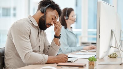 Call-Center Mitarbeiter unter Druck | © AdobeStock | Anela Ramba-peopleimages.com
