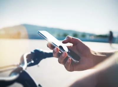 Eine App wäre die einfachste Möglichkeit zur Zeiterfassung | © AdobeStock | SFIO CRACHO