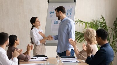 1. März ist Welttag des Kompliments  | © AdobeStock | fizkes