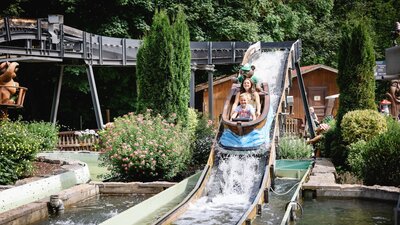 Für viele Kinder ist es die erste Fahrt mit der Wildwasserbahn.  | © Freizeitpark Traumland