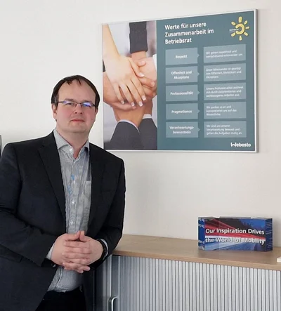 Mirco Eschrich vor den Werten des Webasto-Betriebsrats | © Betriebsrat Webasto