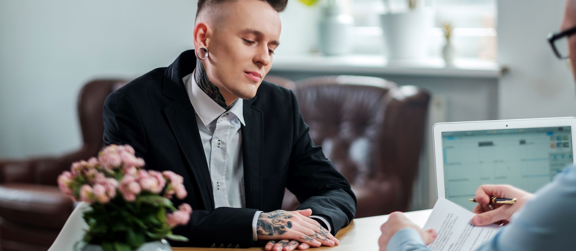 Job und Tattoo | © AdobeStock | Nejron Photo
