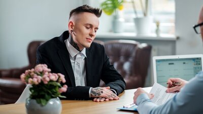 Job und Tattoo | © AdobeStock | Nejron Photo