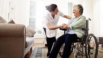 Praxiswissen rund um die Altersrente für schwerbehinderte Menschen | © AdobeStock | A.B./peopleimages.com